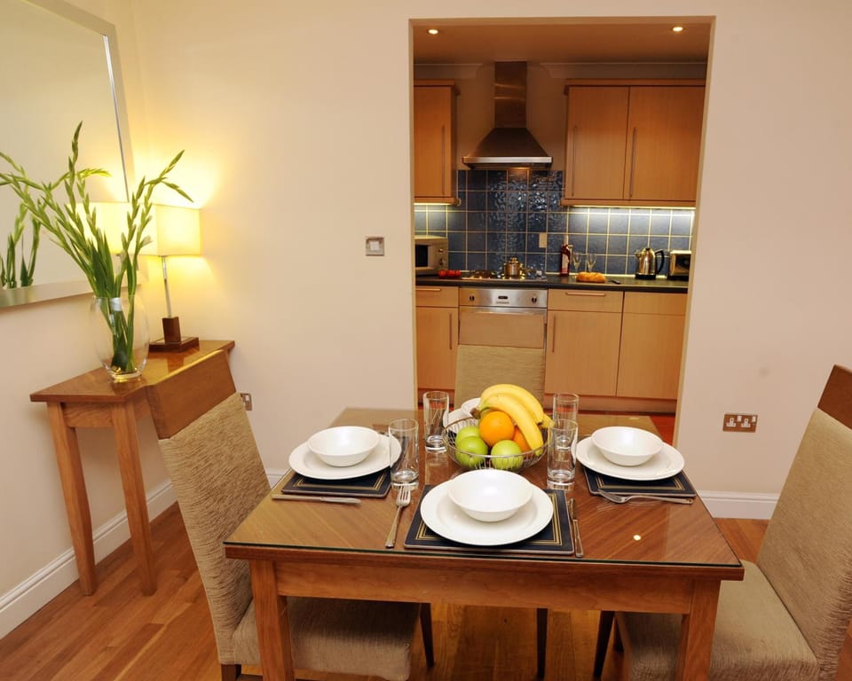 Full-size fridge, microwave, oven, stovetop