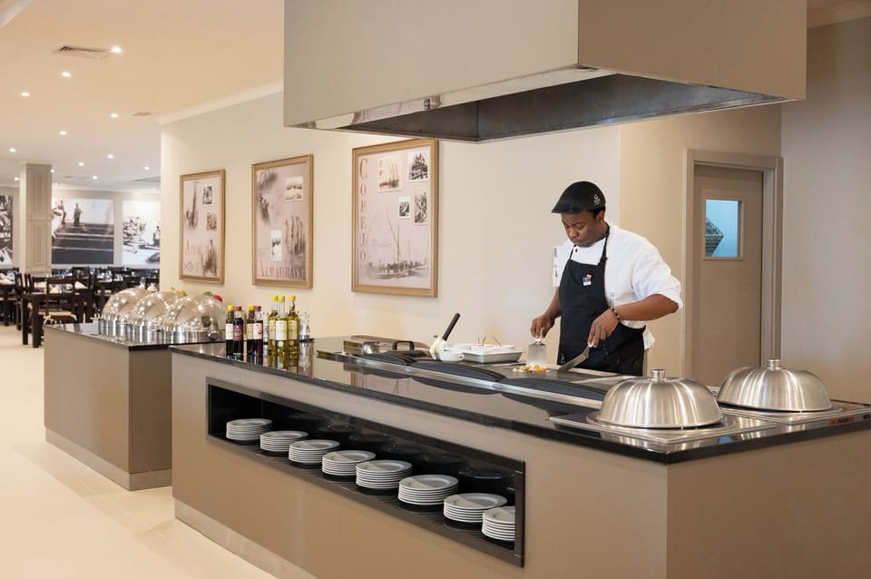 2 restaurants; lunch and dinner served