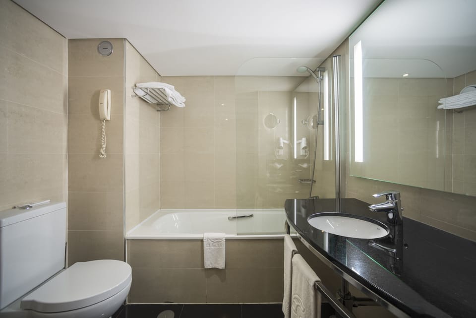Combined shower/tub, free toiletries, hair dryer, bidet