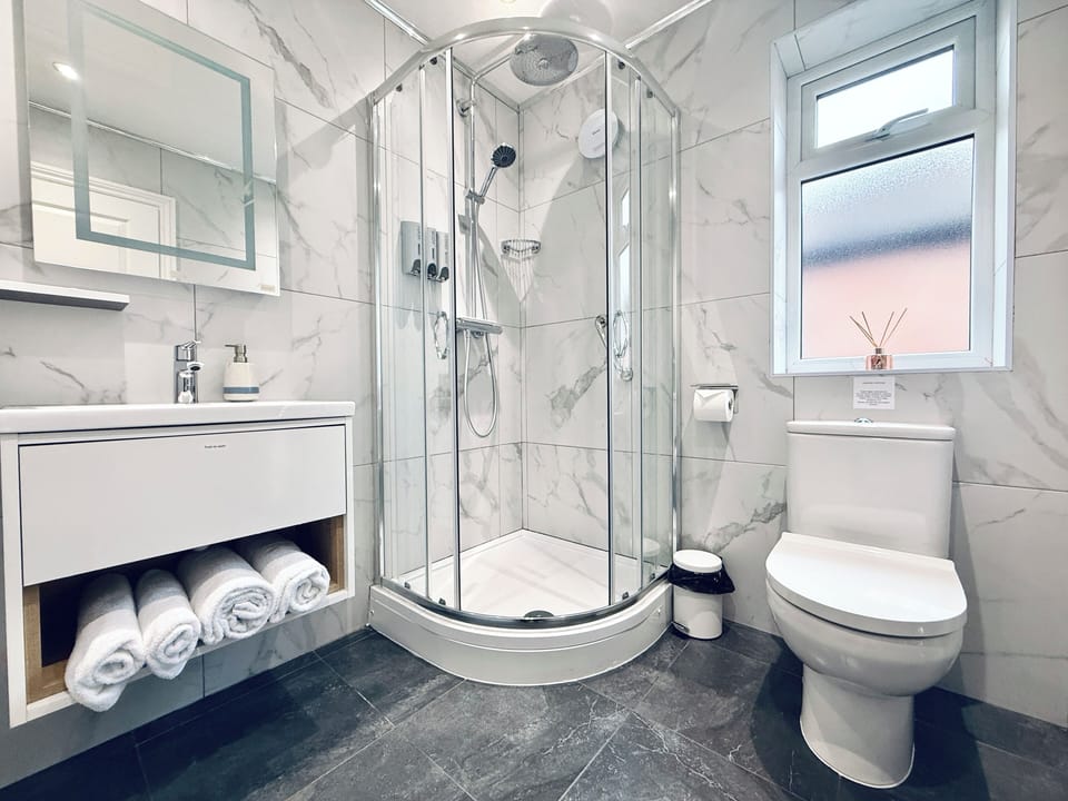 Standard Double or Twin Room | Bathroom | Shower, rainfall showerhead, free toiletries, hair dryer