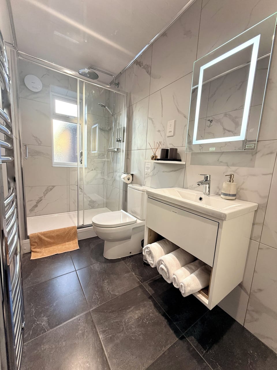 Deluxe Double or Twin Room | Bathroom | Shower, rainfall showerhead, free toiletries, hair dryer