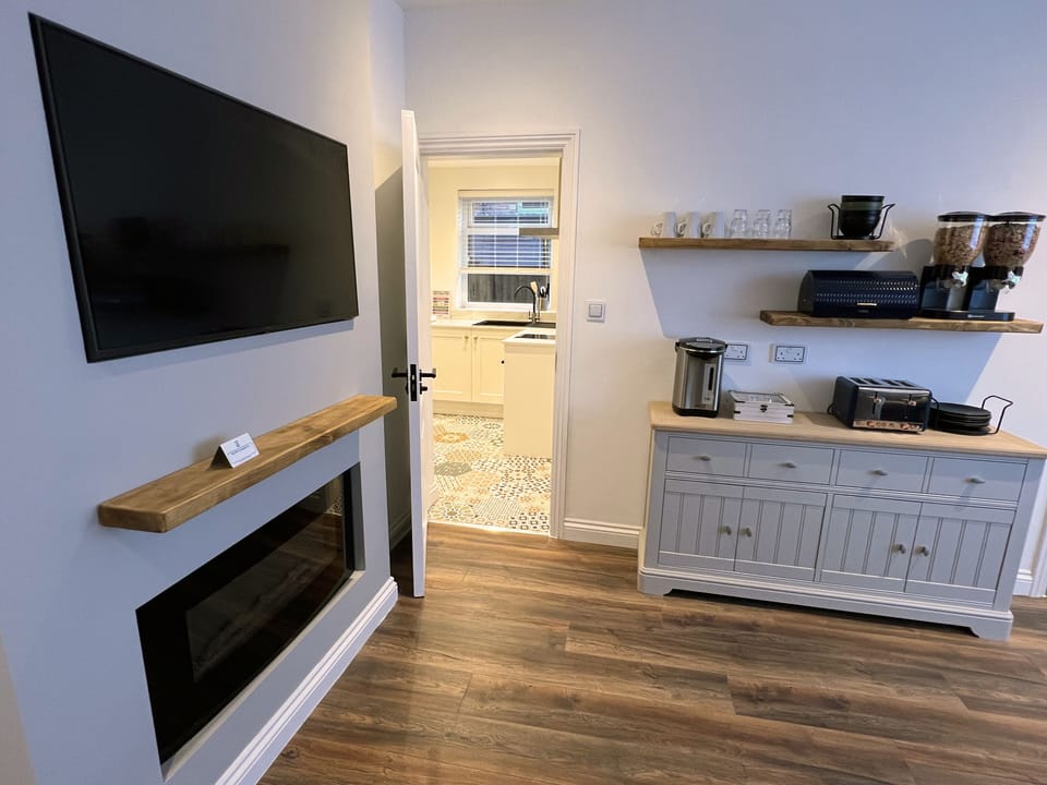 39-inch Smart TV with satellite channels, TV