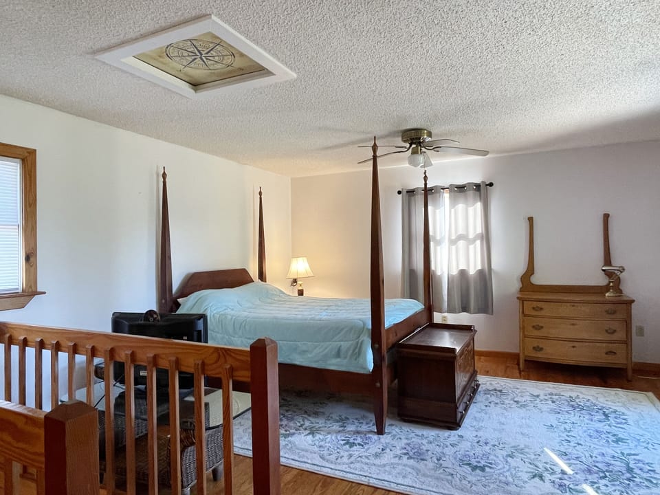 Bedroom with Queen