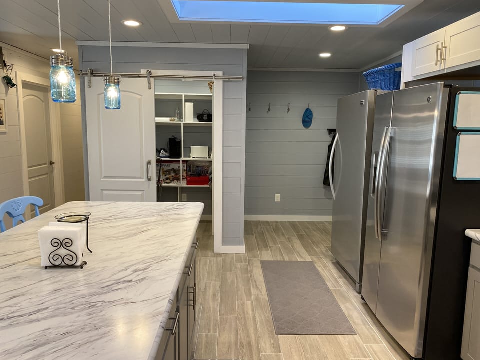 Kitchen (alternate view)