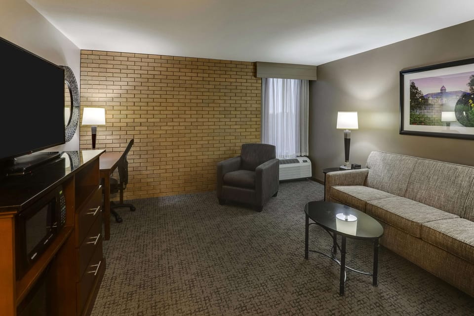 Pillowtop beds, desk, laptop workspace, blackout drapes