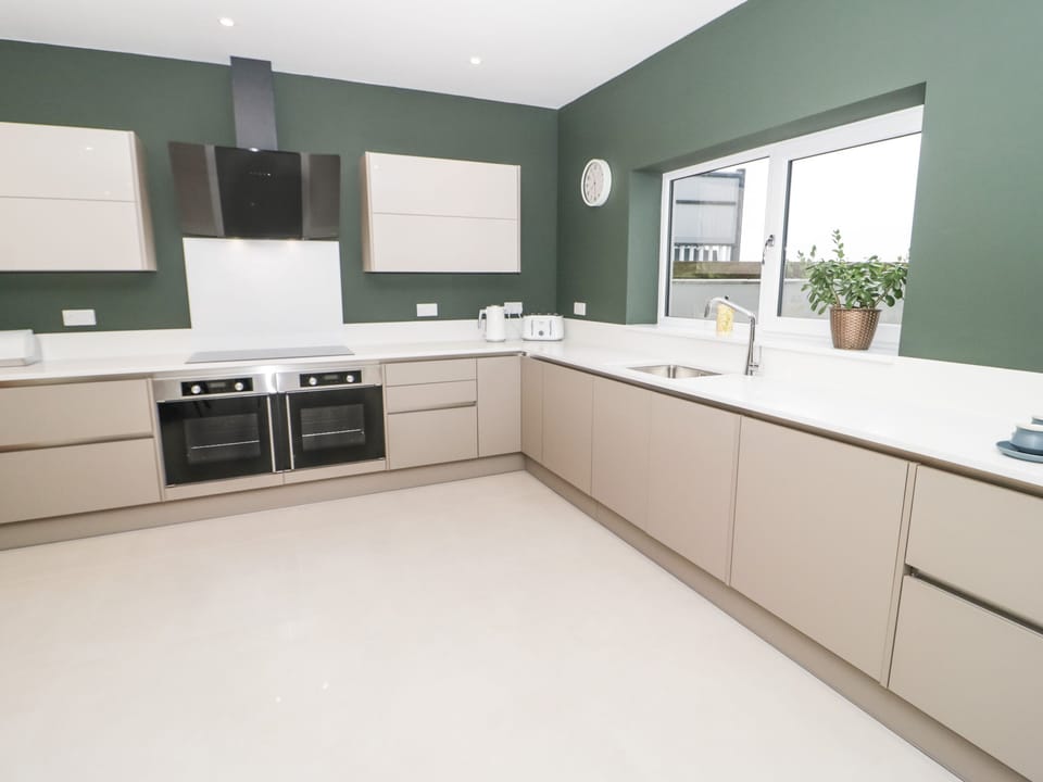 Cottage | Private kitchen | Fridge, dishwasher, electric kettle, toaster