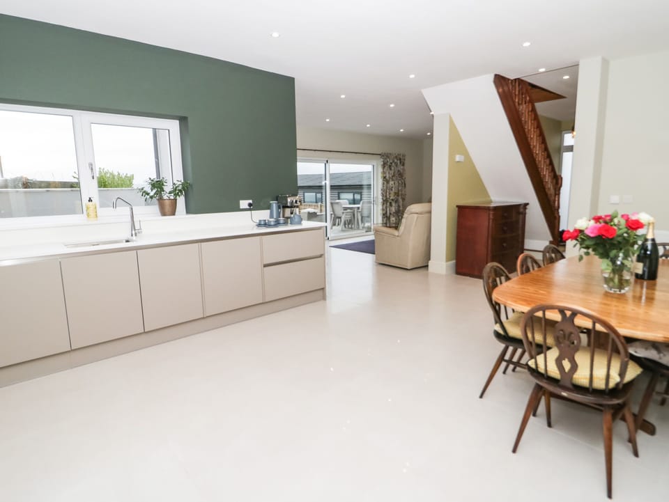 Cottage | Private kitchen | Fridge, dishwasher, electric kettle, toaster