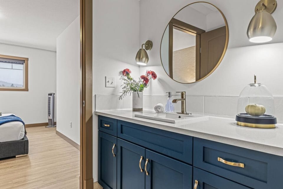1st bathroom with all essentials.