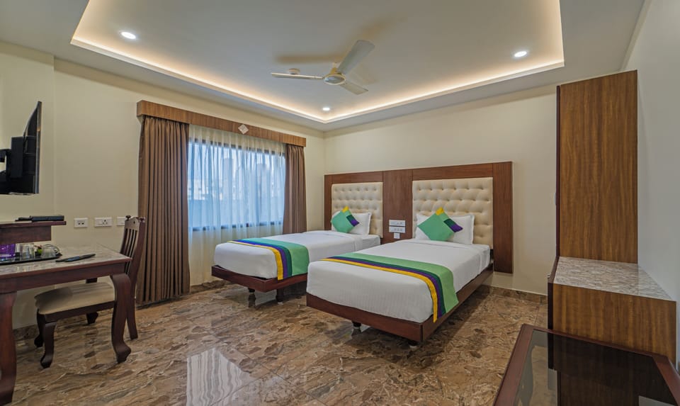 Deluxe Room | In-room safe, desk, soundproofing, iron/ironing board