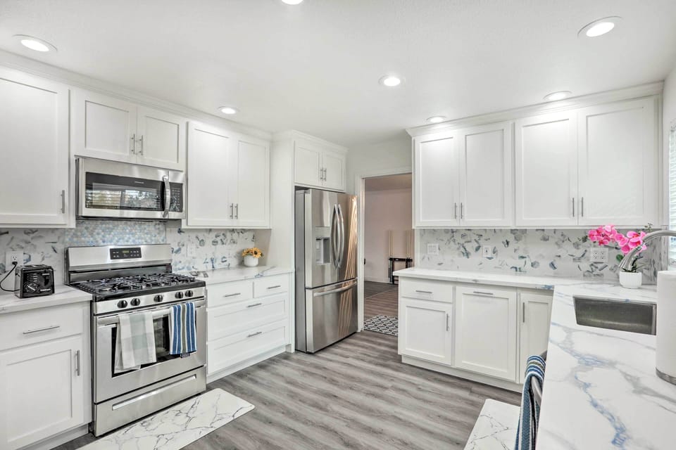 Kitchen | Equipped w/ Cooking Essentials | Breakfast Table