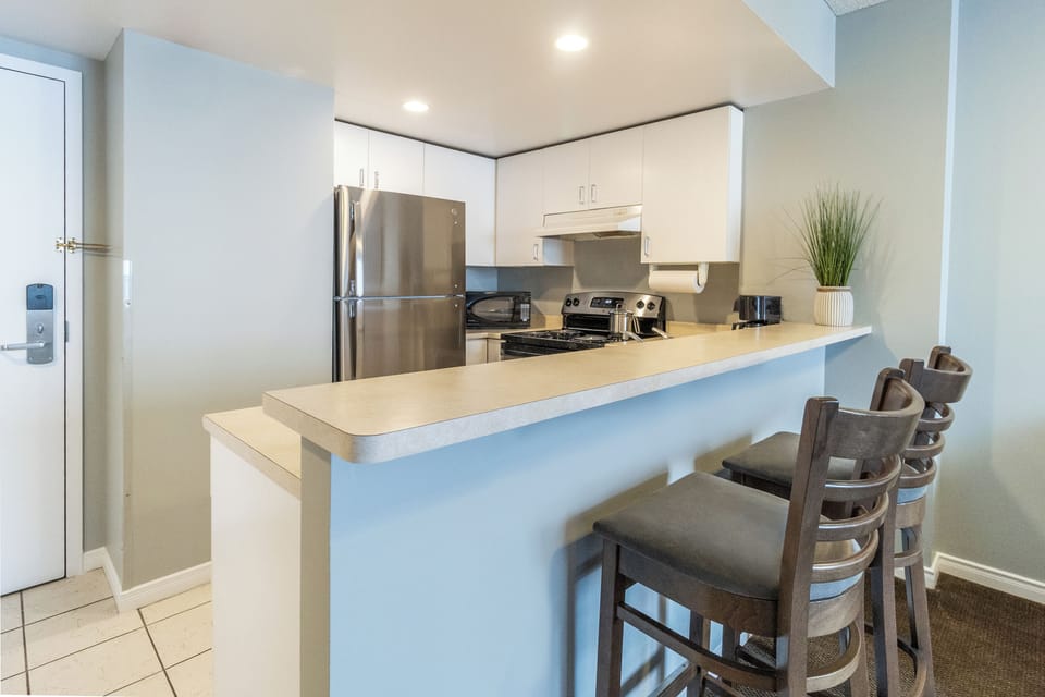 Suite, 1 Queen, Kitchen | Private kitchen | Full-size fridge, microwave, oven, stovetop