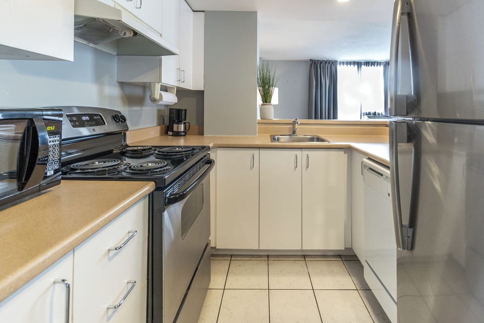Junior Suite, 1 Bedroom, Kitchen, Corner | Private kitchen | Full-size fridge, microwave, oven, stovetop