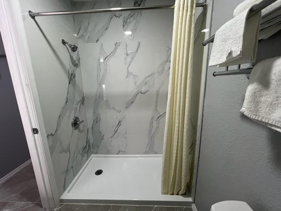 Bathtub, towels