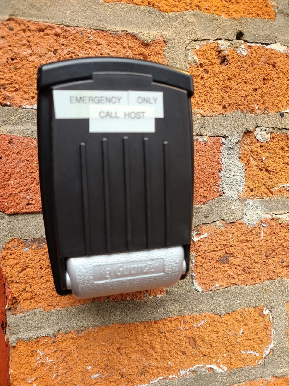 If the electronic lock is not functioning for some reason, contact the Host who will give you access instructions and you will use a key.