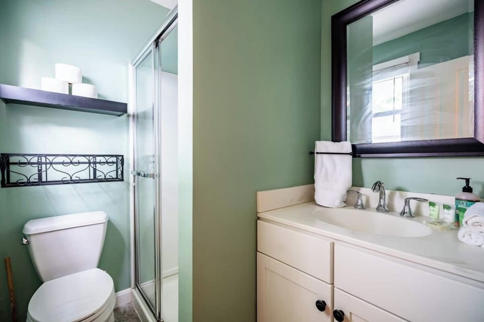 Full bath with fresh, fluffy towels and a starter set of toiletries and TP