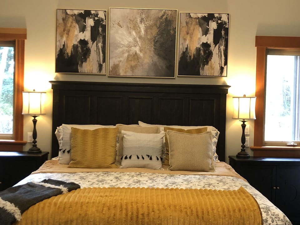 King Master bedroom with his/her closets, soaker tub and en-suite.