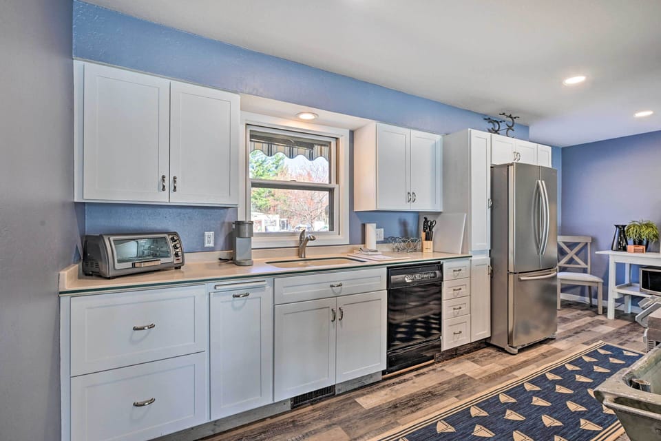 Kitchen | Paper Towels/Trash Bags Provided