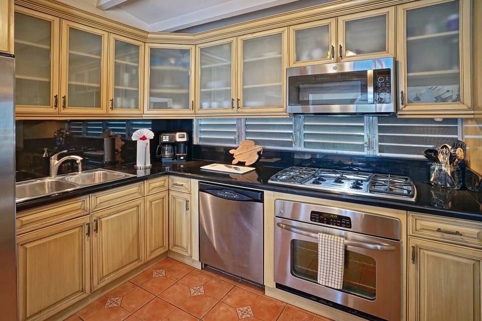 This kitchen has everything you need to entertain your friends and family!