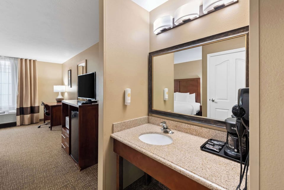 Standard Room, 1 King Bed, Non Smoking | Desk, laptop workspace, blackout drapes, soundproofing