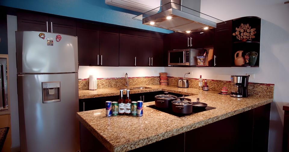 Spacious kitchen & great array of appliances to whip up a major feast.