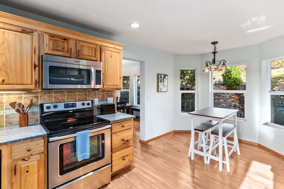Breakfast nook area for 4