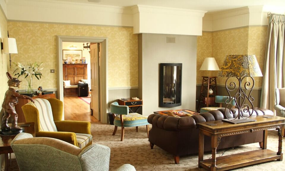 Lobby lounge