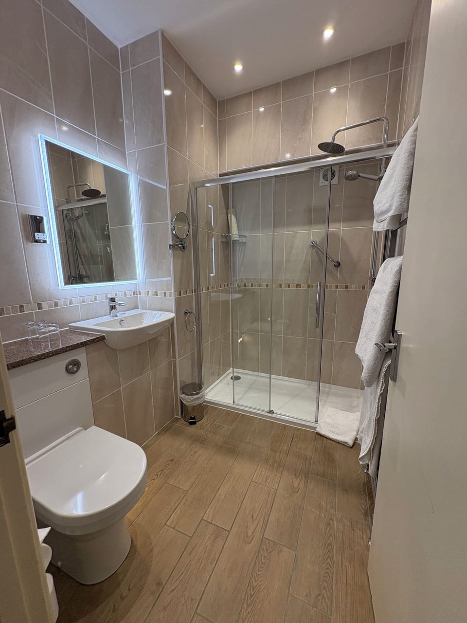 Separate tub and shower, deep soaking tub, free toiletries, hair dryer