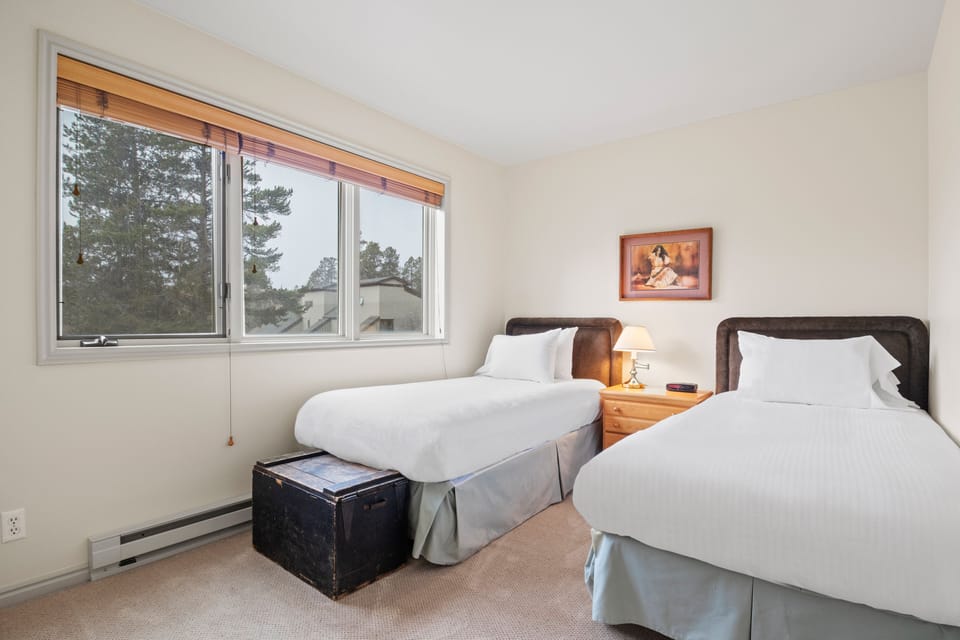 Main Level Twin Bedroom
(King Conversion Available for a Fee)