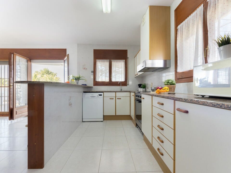 Countertop, Cabinetry, Property, Furniture, Building, Drawer, Kitchen, Wood, Houseplant, Kitchen Stove
