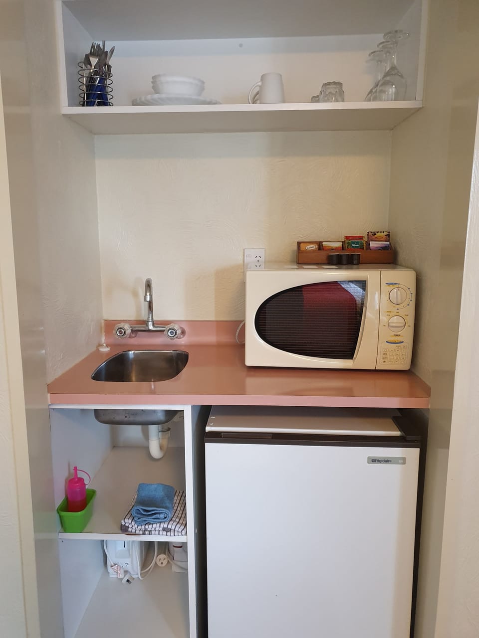 Comfort Twin Room, Refrigerator & Microwave | Private kitchenette | Fridge, microwave, electric kettle, toaster