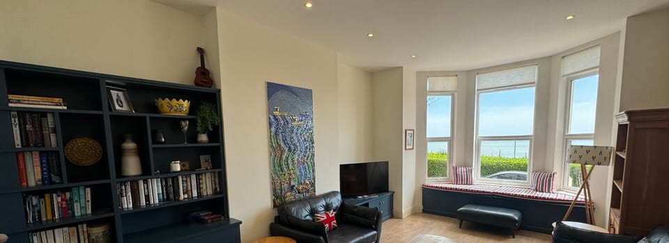 Seastay Presents Eva's View in Broadstairs, Kent - Lounge with sea-view - seastay.co.uk