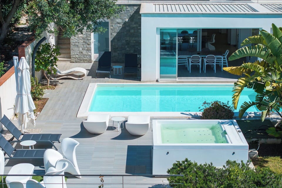 Building Exterior, Hot Tub, Outdoor, Pool, Wellness