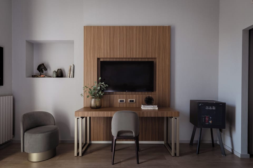 Deluxe Twin Room | Living area | 40-inch flat-screen TV with digital channels