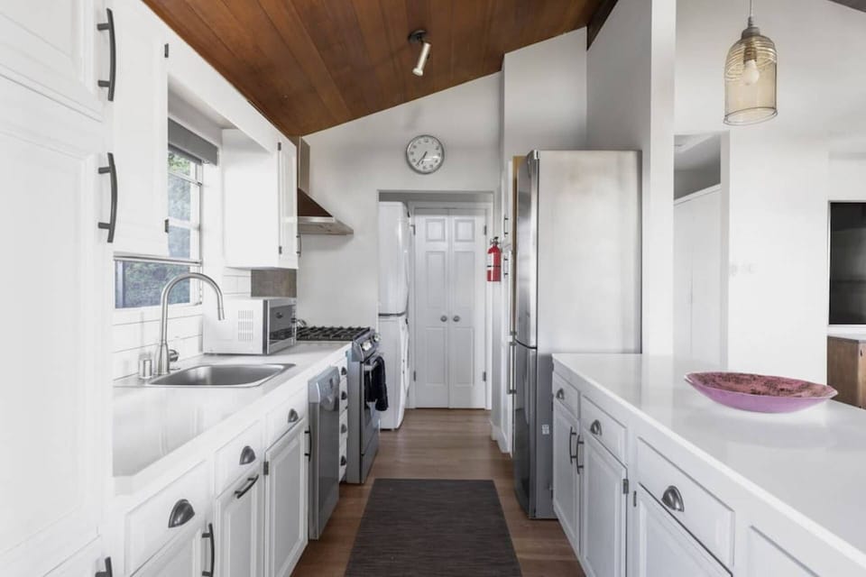 Modern Kitchen w Full Amenities Dishwasher, Microwave, French Press, Toaster plus More!