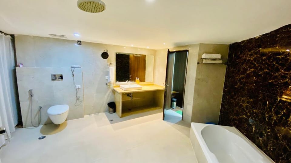 Royal Room | Bathroom | Free toiletries, towels, soap, shampoo