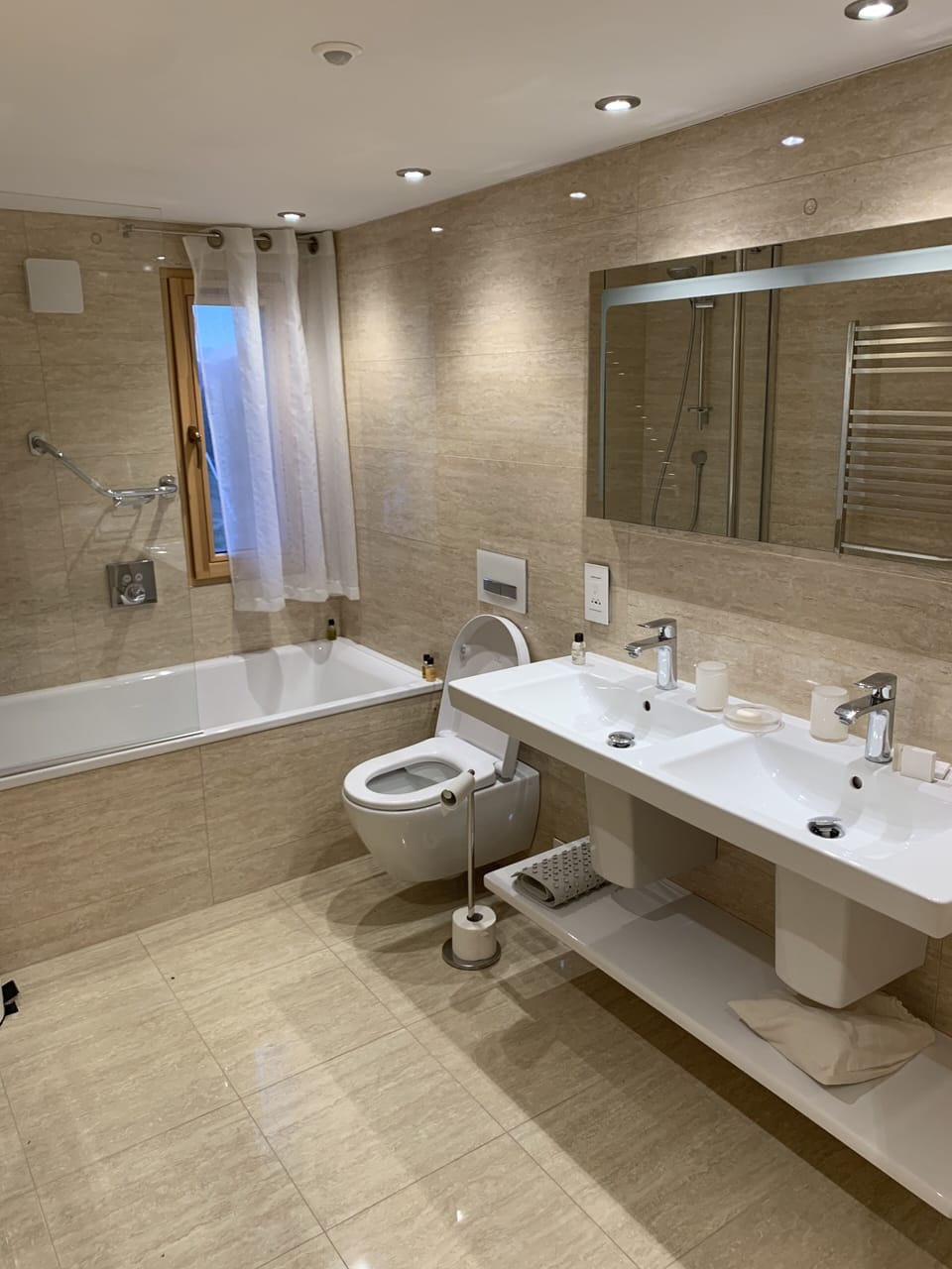 Deluxe Suite | Bathroom | Combined shower/tub, deep soaking tub, hydromassage showerhead