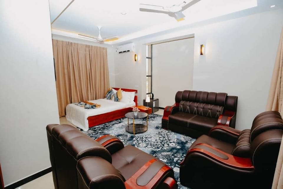 Royal Room | Blackout drapes, free WiFi, bed sheets