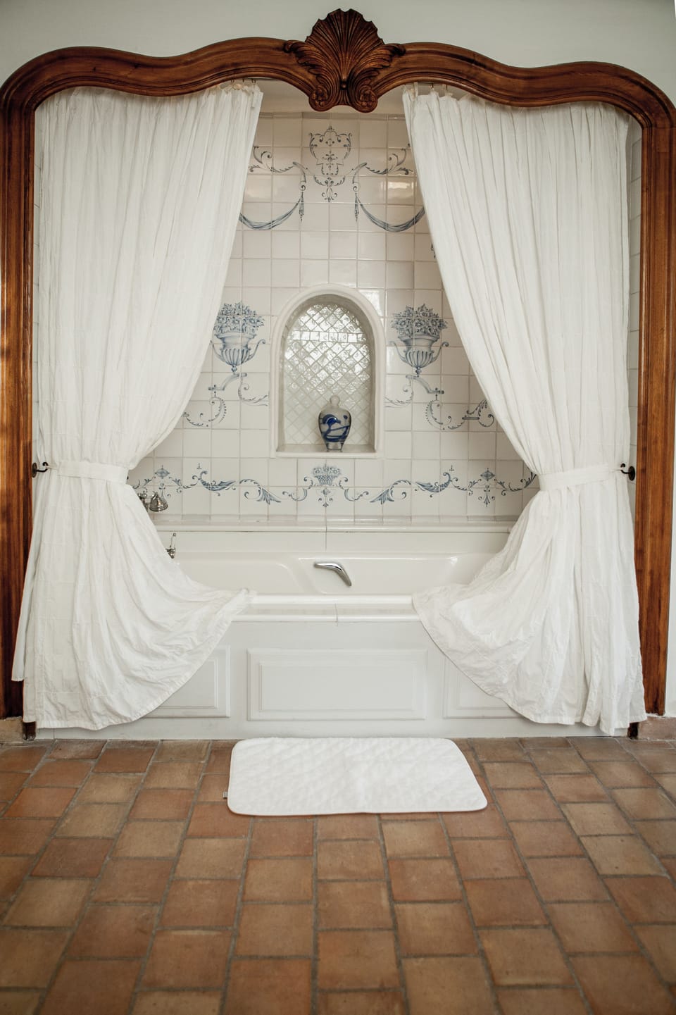 Deluxe Double Room | Bathroom | Bathtub, free toiletries, bathrobes, slippers