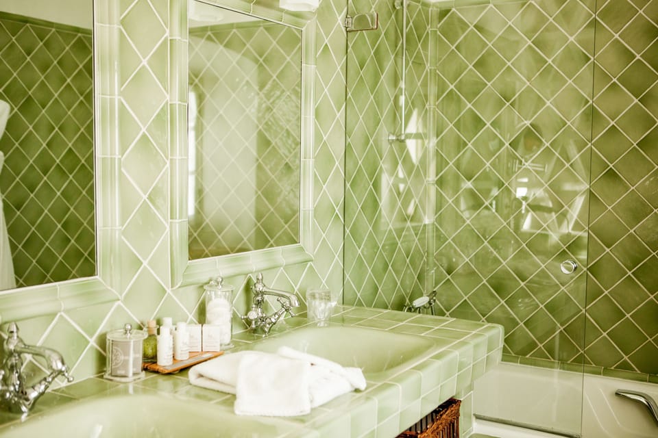Superior Room | Bathroom | Bathtub, free toiletries, bathrobes, slippers