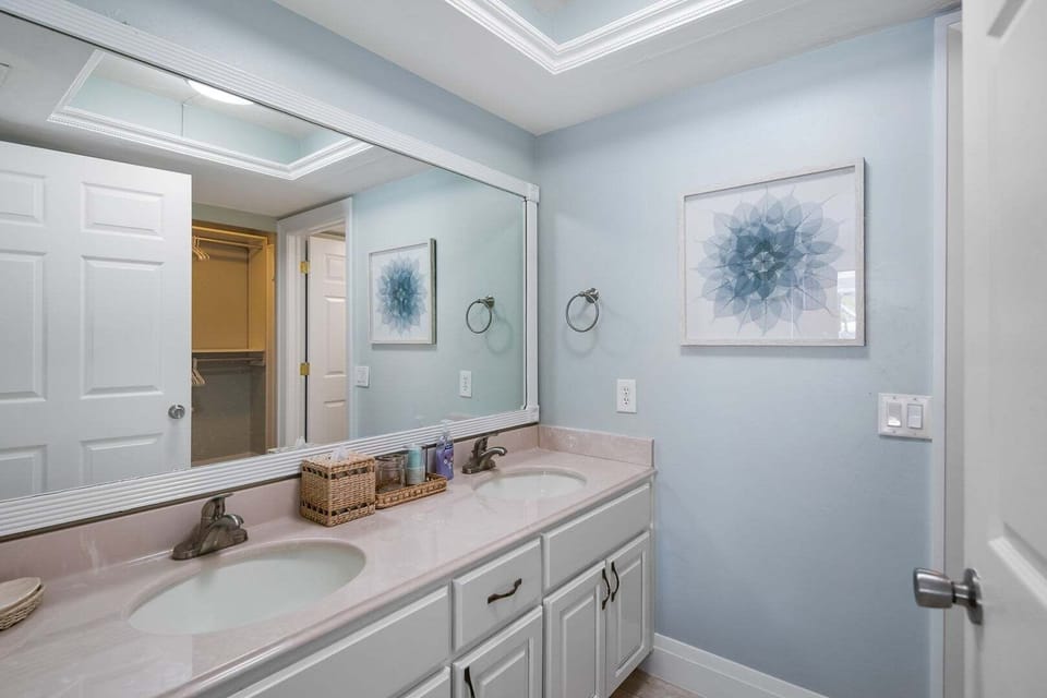 Ensuite Double Vanity in Master Bathroom