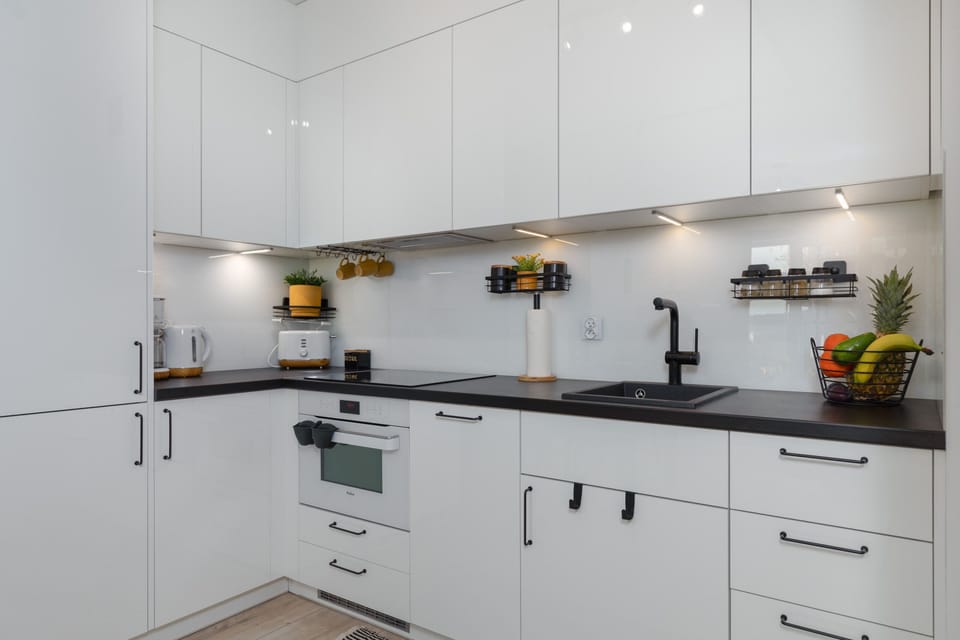 A contemporary white kitchen with elegant finishes.
