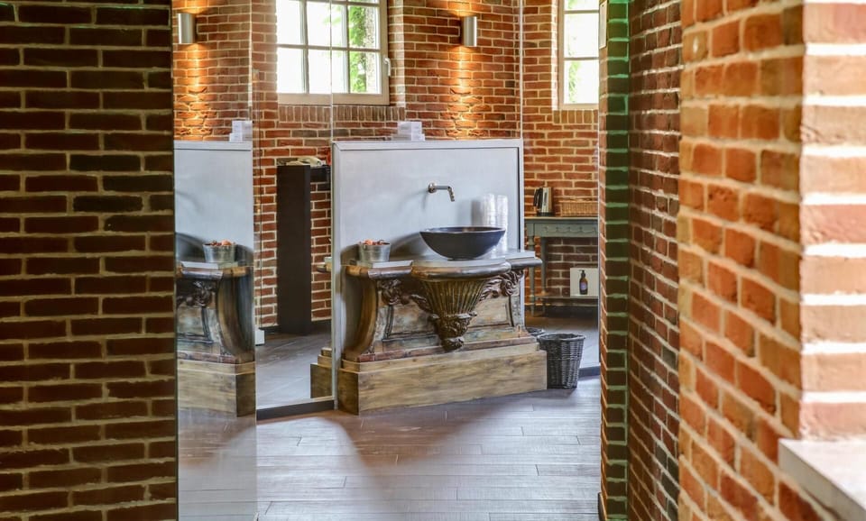 Couples treatment rooms, sauna, hot tub, Turkish bath, body treatments