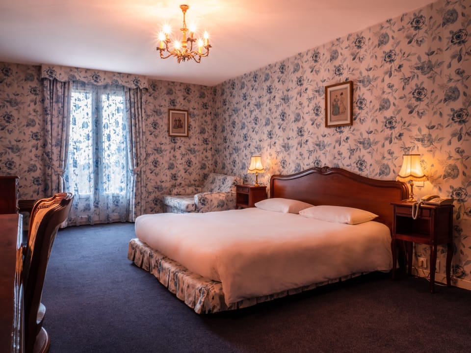 Classic Room | Minibar, in-room safe, individually furnished, desk