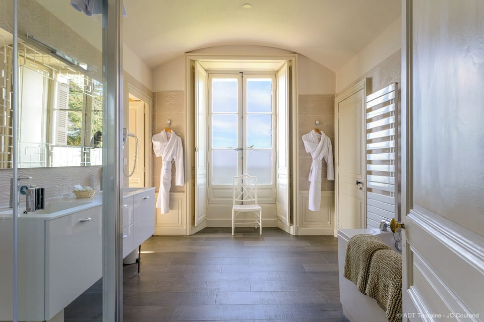 Suite | Bathroom | Combined shower/tub, deep soaking tub, free toiletries, hair dryer