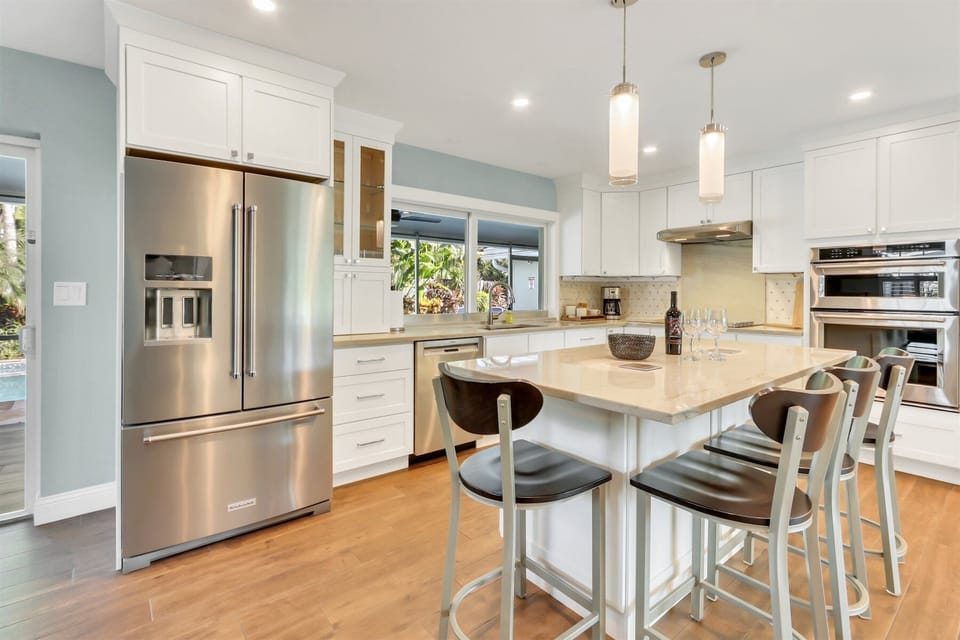 Kitchen | counter seating for 4