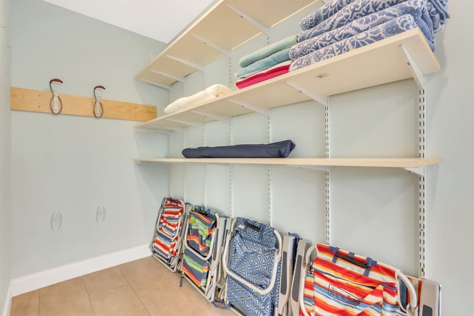 Laundry | Features beach chairs & towels