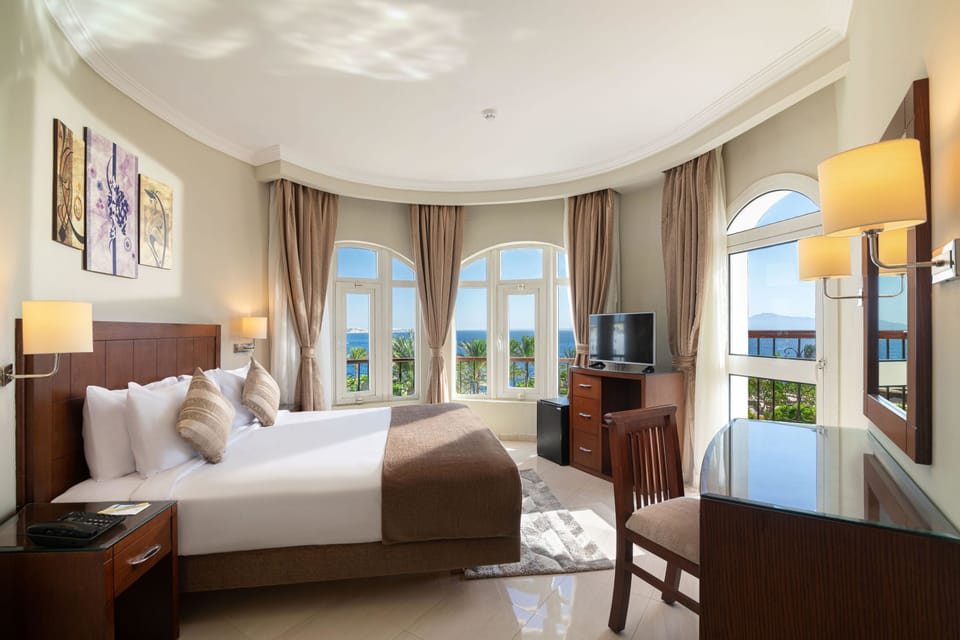 Sea View Villa with Private Pool | Egyptian cotton sheets, pillowtop beds, minibar, in-room safe