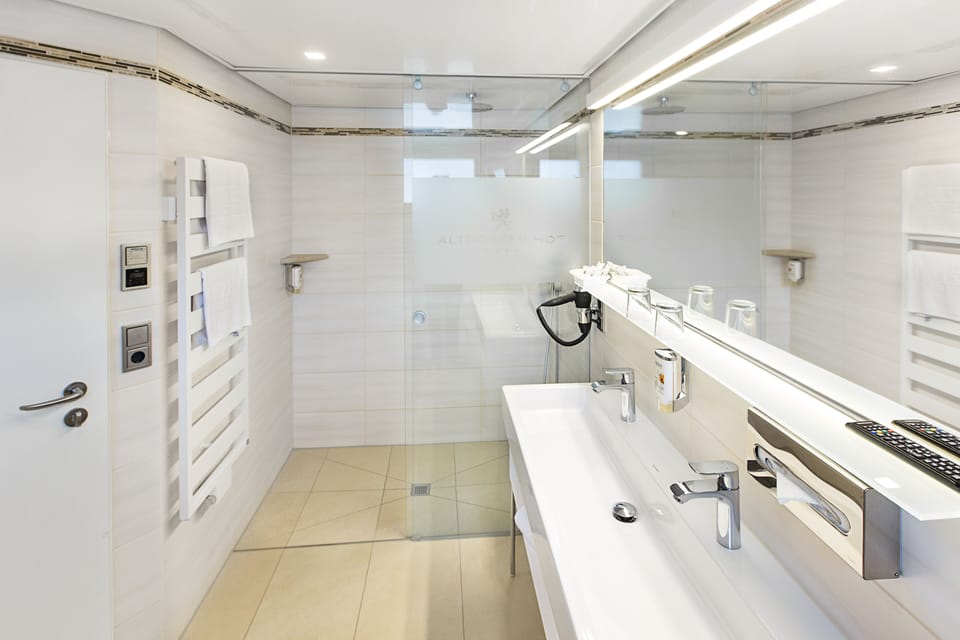 Premium Room, Non Smoking, Allergy Friendly | Bathroom | Shower, rainfall showerhead, free toiletries, hair dryer