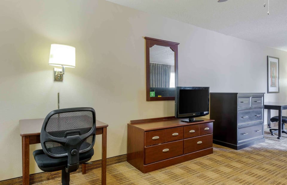 Desk, iron/ironing board, WiFi (free), bed sheets