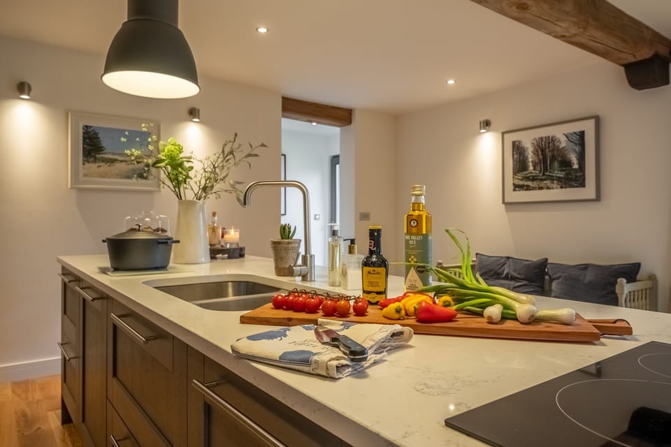 Ground floor: Island with space to prepare food and cook